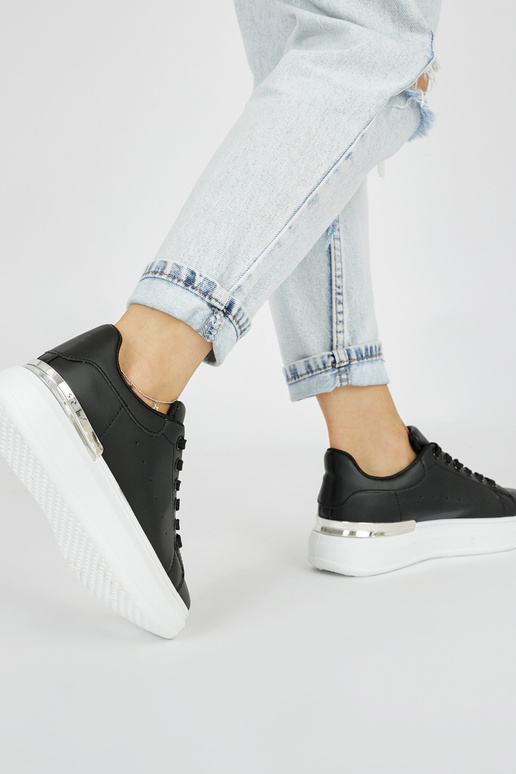 Baskets femme modèle classique noires...