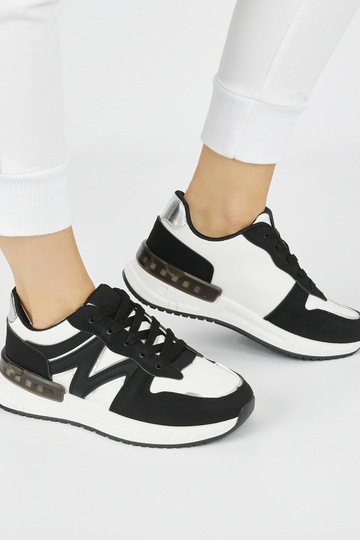 Chaussures modèle baskets... 2