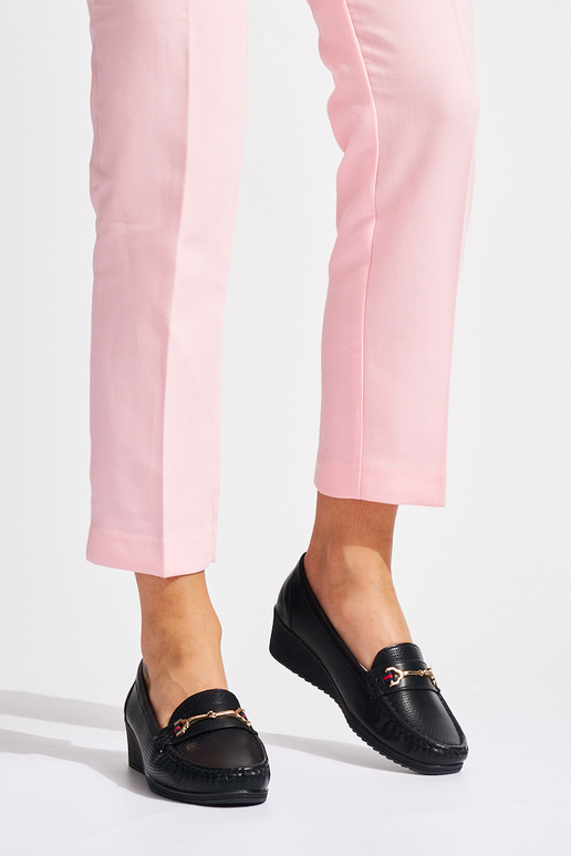 couleur noire mocassins sur un coin