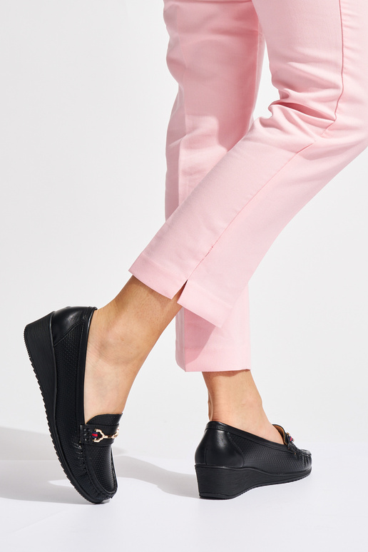 couleur noire mocassins sur un coin