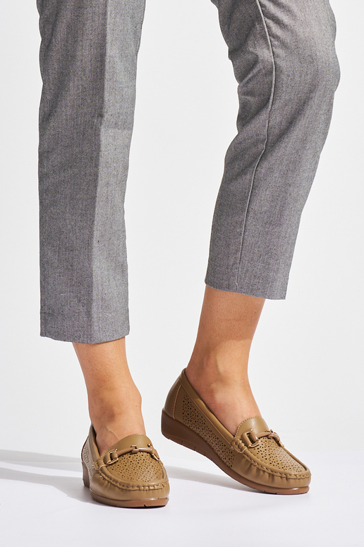 beige ajouré mocassins sur un coin bas beige ajouré mocassins sur un coin bas