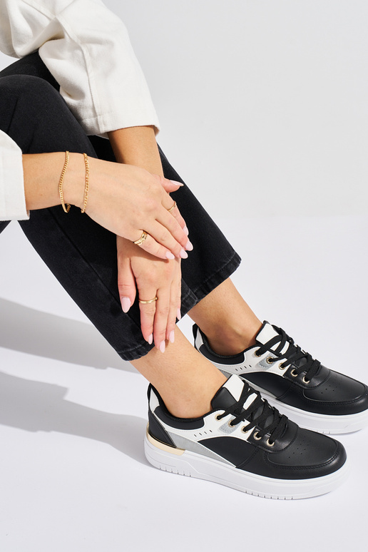 chaussures de sport noires avec... chaussures de sport noires avec...