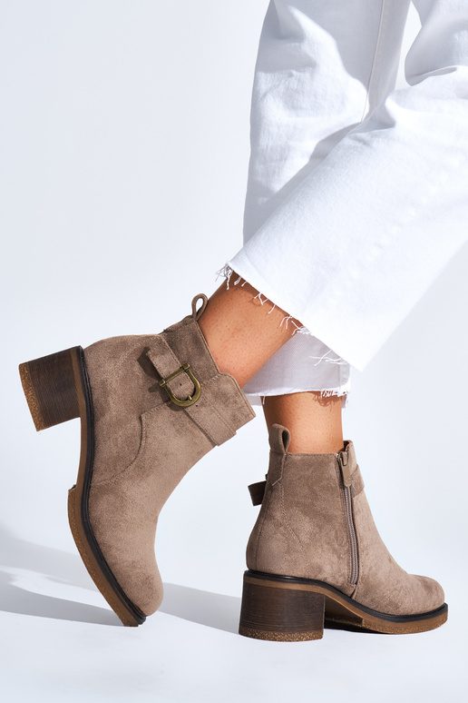 chaussures beiges en daim sur le talon chaussures beiges en daim sur le talon