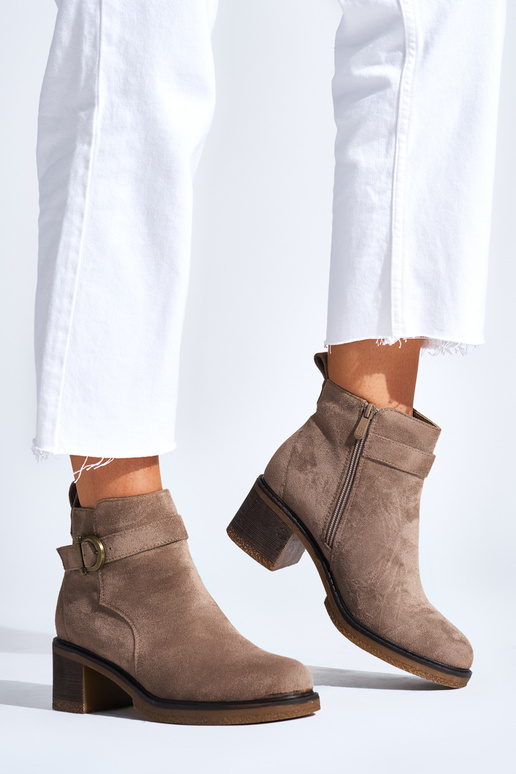 chaussures beiges en daim sur le talon chaussures beiges en daim sur le talon