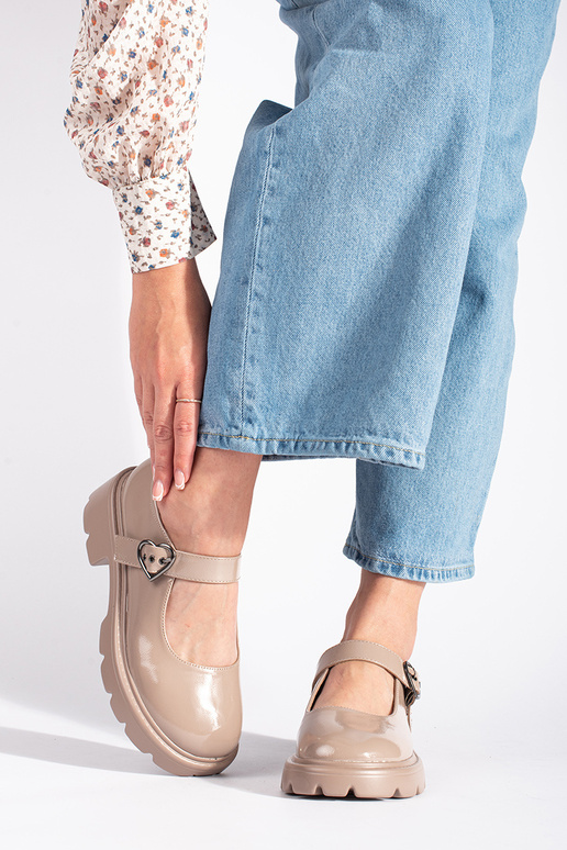 mocassins beiges effet laqué sur... mocassins beiges effet laqué sur...