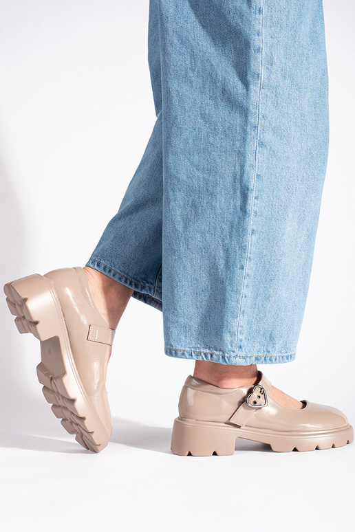 mocassins beiges effet laqué sur... mocassins beiges effet laqué sur...