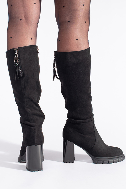 bottines en daim noires sur le talon bottines en daim noires sur le talon