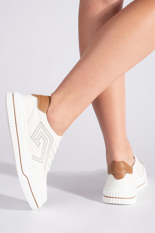 Chaussures de sport blanches ajourées... Chaussures de sport blanches ajourées...