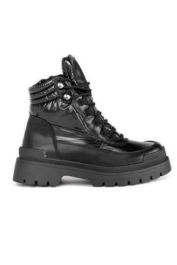 chaussures noires à semelle...