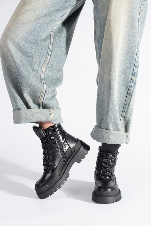 chaussures noires à semelle épaisse...