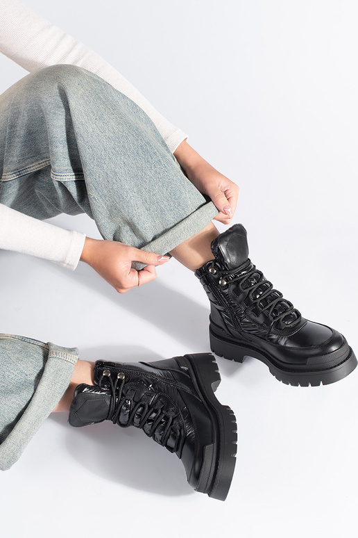 chaussures noires à semelle épaisse...