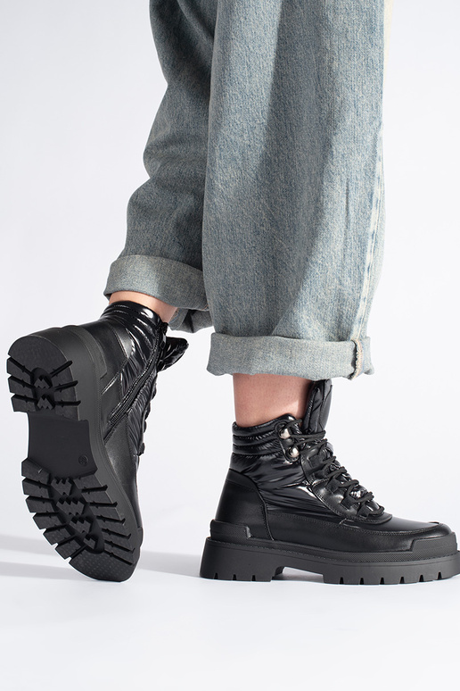 chaussures noires à semelle épaisse...