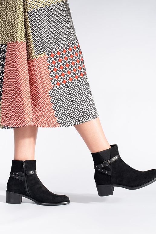 Chaussures à talons bas en daim noir... Chaussures à talons bas en daim noir...