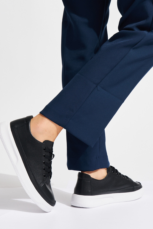 Chaussures en cuir ajouré de couleur...