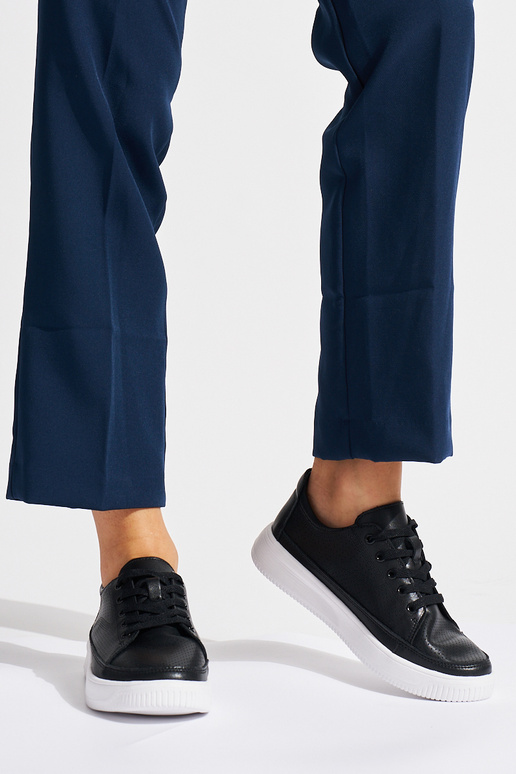 Chaussures en cuir ajouré de couleur...