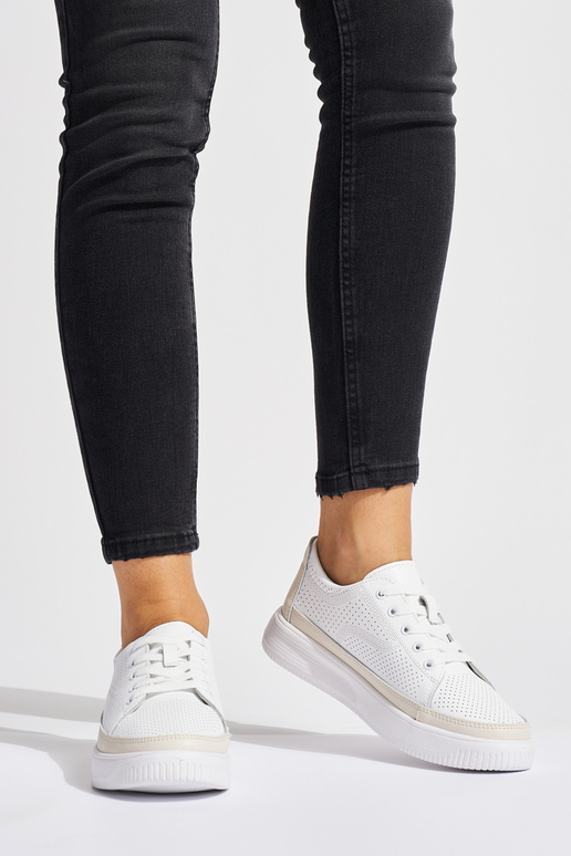 Chaussures en cuir ajouré de couleur... Chaussures en cuir ajouré de couleur...