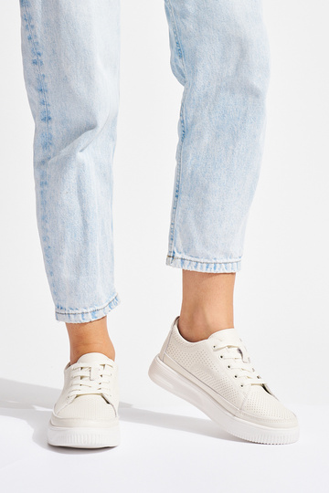 Chaussures en cuir ajouré... 2