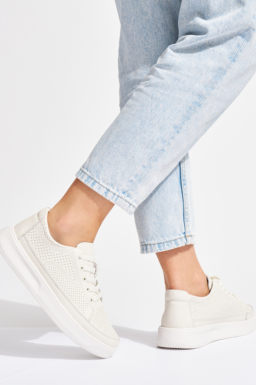 Chaussures en cuir ajouré de couleur... Chaussures en cuir ajouré de couleur...