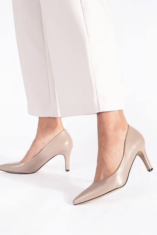Modèle classique élégant beige talons...