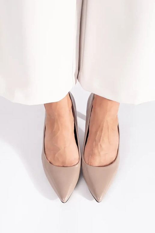 Modèle classique élégant beige talons...