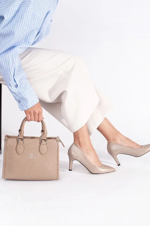 Modèle classique élégant beige talons...