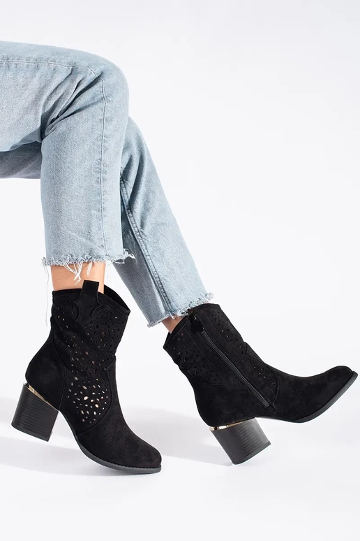 avec des éléments ajourés chaussures... avec des éléments ajourés chaussures...