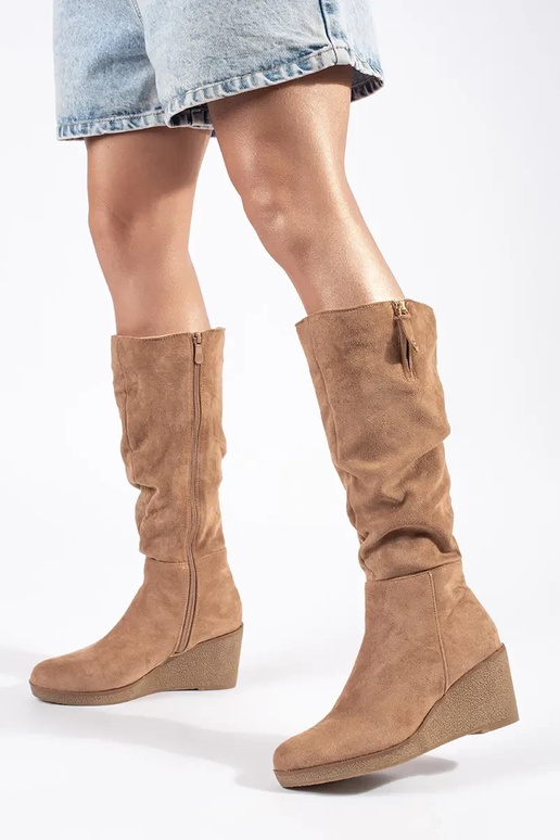 Bottes longues en daim beige sur...