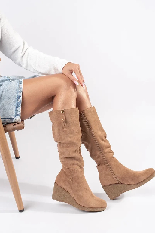 Bottes longues en daim beige sur...