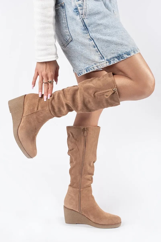 Bottes longues en daim beige sur...