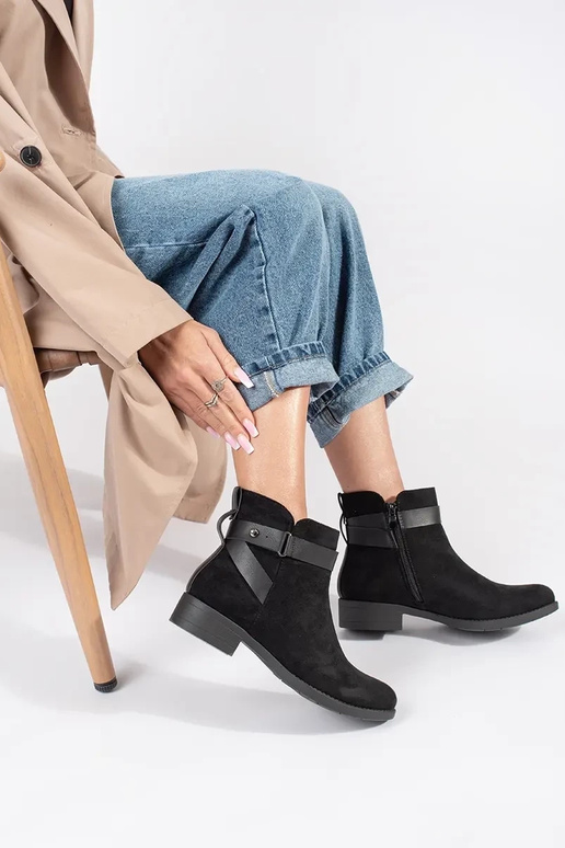 Bottes en daim noir à rayures... Bottes en daim noir à rayures...