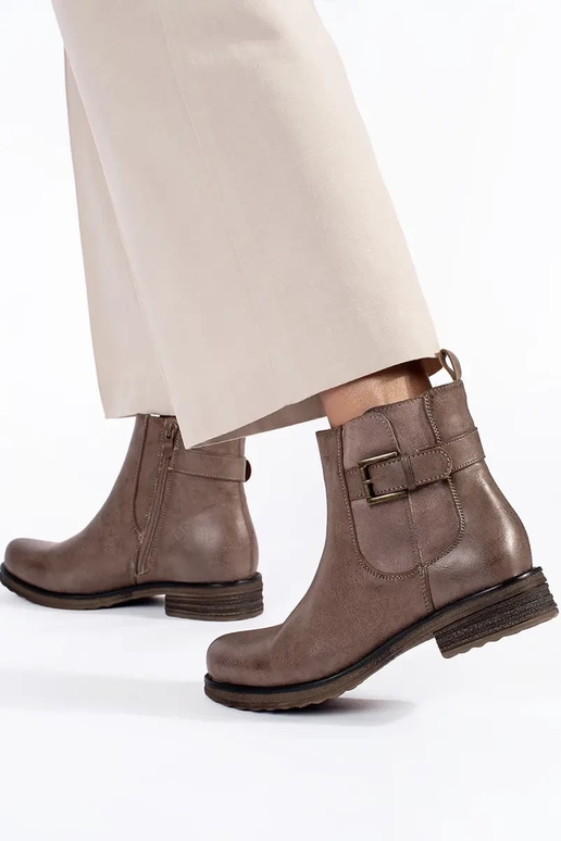 chaussures pour femmes marron sur un... chaussures pour femmes marron sur un...