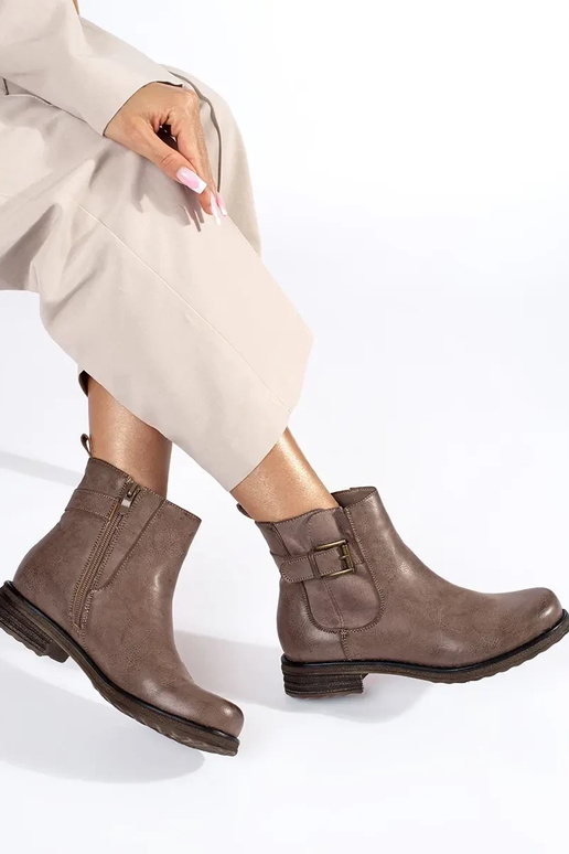 chaussures pour femmes marron sur un... chaussures pour femmes marron sur un...