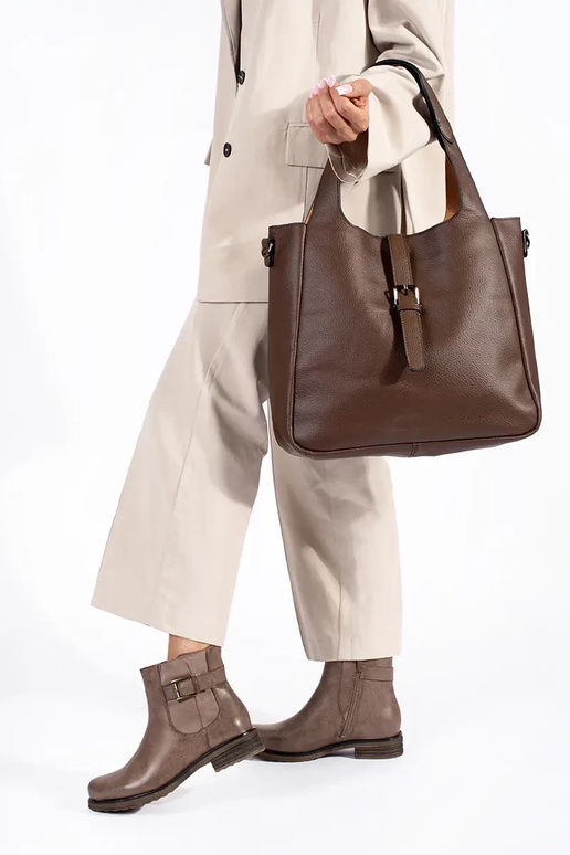 chaussures pour femmes marron sur un... chaussures pour femmes marron sur un...