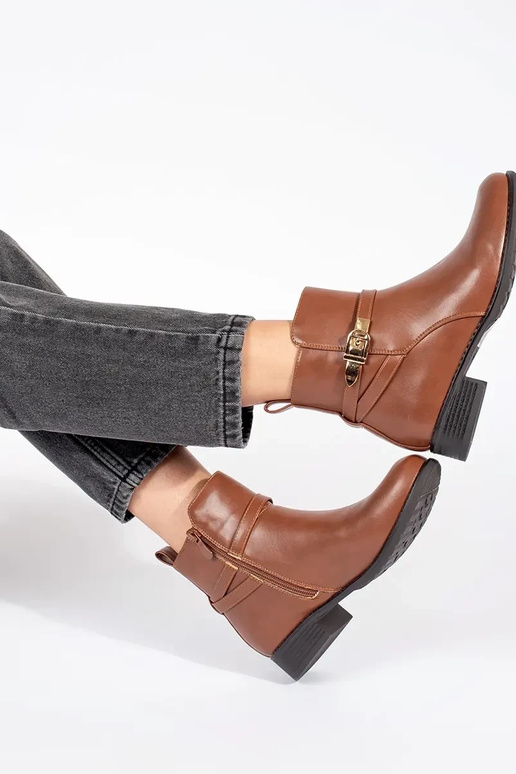 Chaussures marron à bas talons pour... Chaussures marron à bas talons pour...