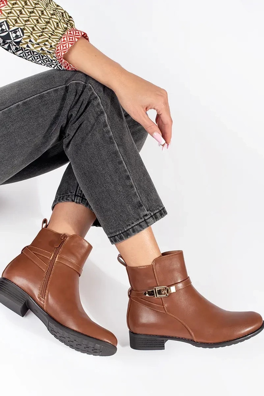 Chaussures marron à bas talons pour... Chaussures marron à bas talons pour...