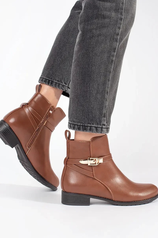 Chaussures marron à bas talons pour... Chaussures marron à bas talons pour...