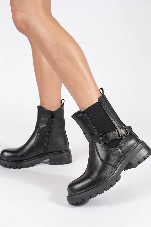 Chaussures en cuir noir à plateforme... Chaussures en cuir noir à plateforme...