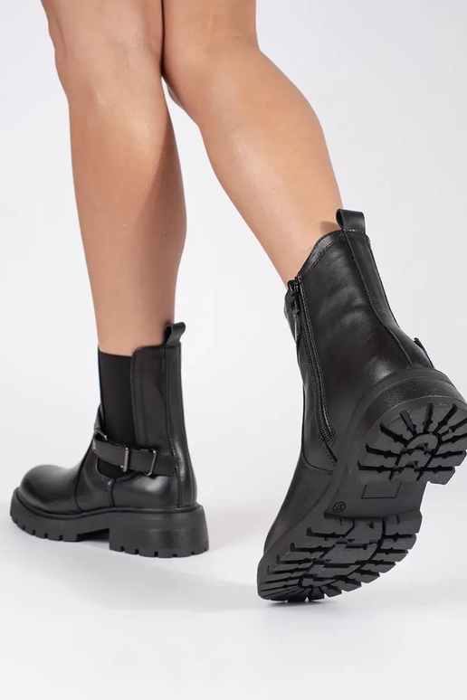 Chaussures en cuir noir à plateforme... Chaussures en cuir noir à plateforme...