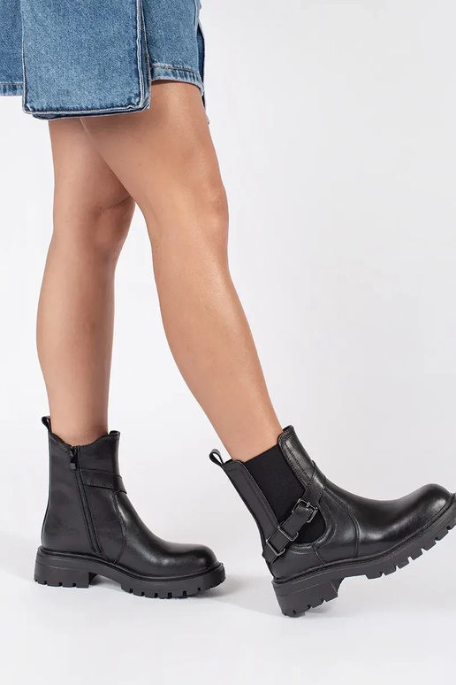 Chaussures en cuir noir à plateforme... Chaussures en cuir noir à plateforme...