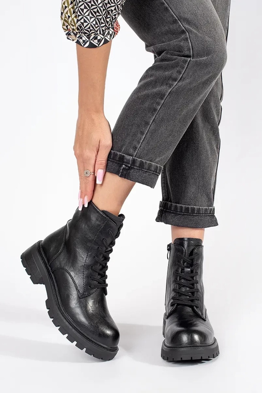 Chaussures à plateforme en cuir noir...