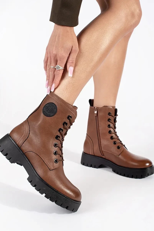 Bottes en cuir à lacets marron pour... Bottes en cuir à lacets marron pour...