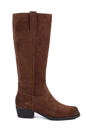 bottes isolées marron par...