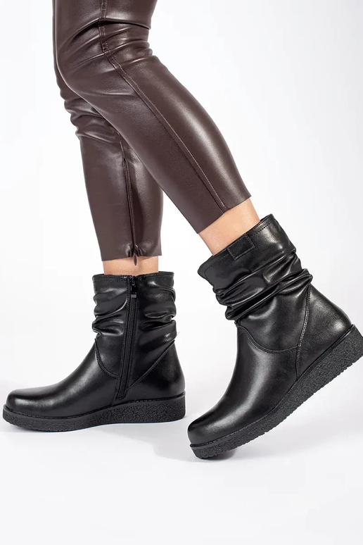 Chaussures en cuir noir à plateforme... Chaussures en cuir noir à plateforme...