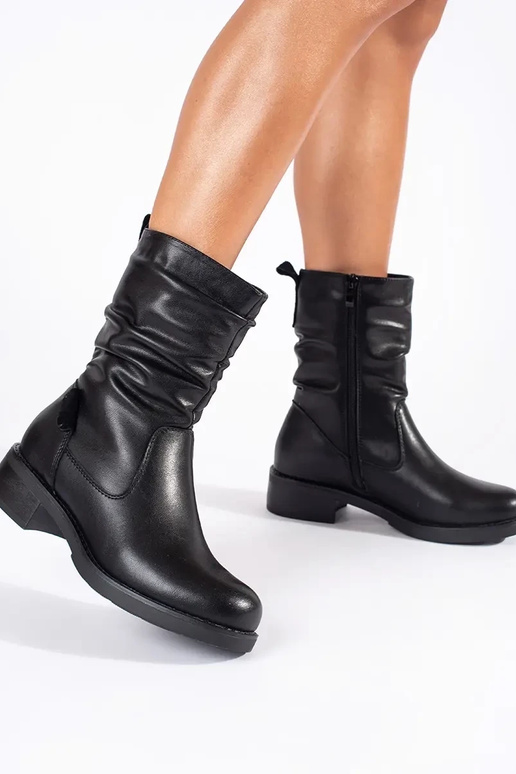 Bottes à talons bas en cuir noir pour... Bottes à talons bas en cuir noir pour...