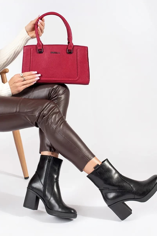 Sac à main rouge classique et élégant