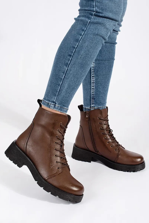 Peau sombremarron chaussures sur une...