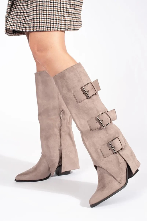 beige en daim bottes sur le talon... beige en daim bottes sur le talon...