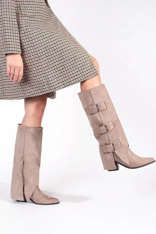beige en daim bottes sur le talon... beige en daim bottes sur le talon...