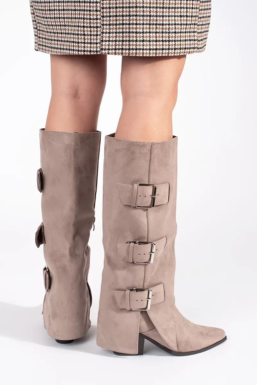 beige en daim bottes sur le talon... beige en daim bottes sur le talon...
