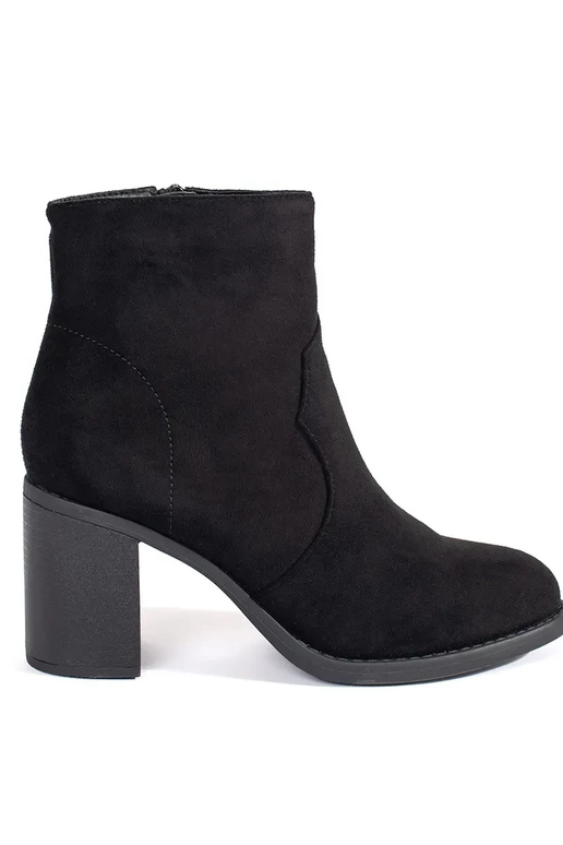 couleur noire en daim un classique...